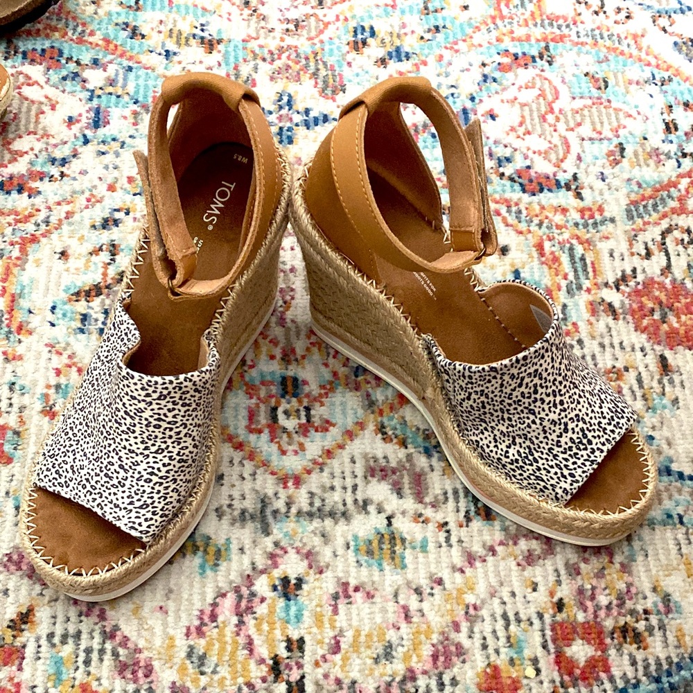 8.5 leopard print Toms wedges